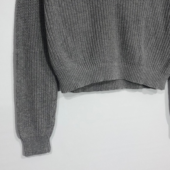 Forever 21 Gray Cropped V-Neck Knit Sweater Small - Picture 2 of 8